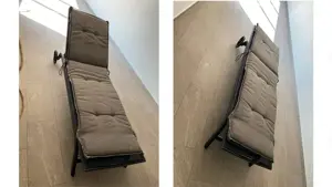 Zwei Sonnenliegen mit Auflage