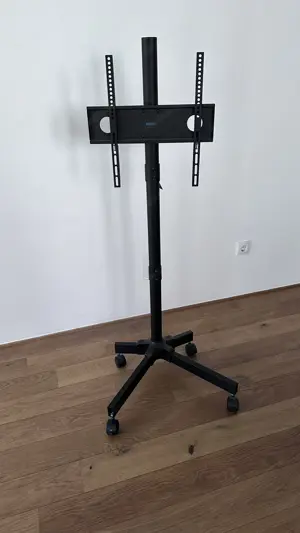 TV-Ständer auf Rollen