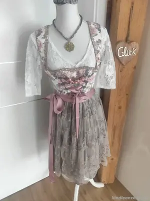 Dirndl von Marjo mit Bluse...