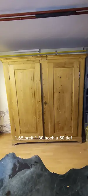 Alter Kleiderschrank 