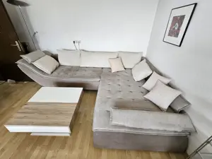 Schöne Wohnzimmer Eck-Couch mit Tisch