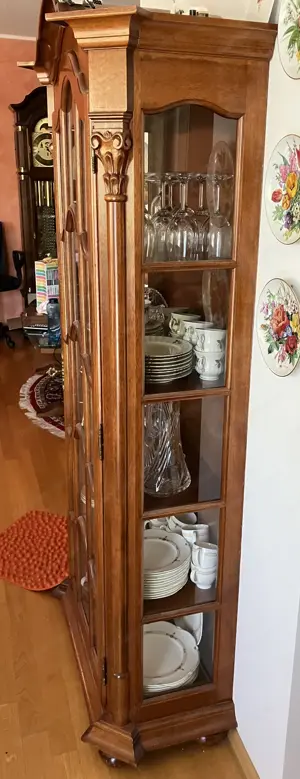 Glasvitrinenschrank mit Schnitzereien und weitere Stilmöbel auf meiner Anzeigenseite Bild 2