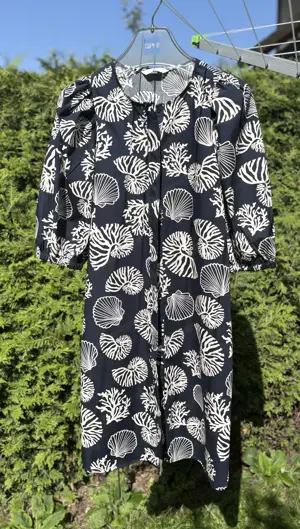 Durchgeknöpftes Kleid mit Puffärmeln Bild 3