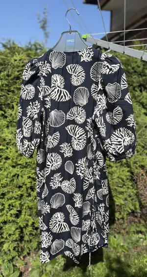 Durchgeknöpftes Kleid mit Puffärmeln Bild 4