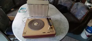 Alter Plattenspieler und Singles Schallplatten  Bild 2