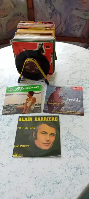 Alter Plattenspieler und Singles Schallplatten  Bild 8