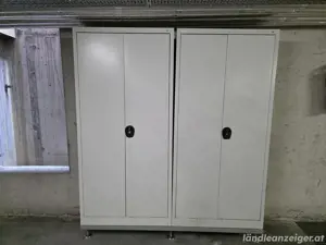Metallschränke mit Untergestell 