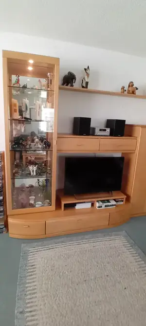 Schöne Wohnwand Tischlerarbeit Bild 5