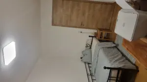 Einzelbett mit Metallrahmen