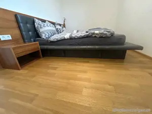 Bett inkl. Holzrückwand & Matratze
