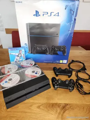 PS4 von Sony mit zwei Controllern und 5 Spielen 