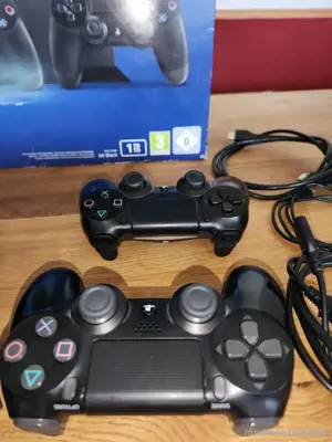 PS4 von Sony mit zwei Controllern und 5 Spielen  Bild 3