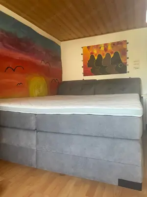 Großes bequemes Boxspringbett
