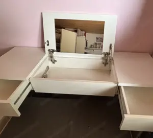 Schmicktisch mit Spigel 
