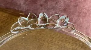 Servierplatte rund mit Haltepunkten in Blätterform aus Glas Bild 2