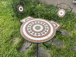 Gartentisch und Stühle aus Eisen
