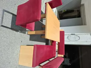 Eckbank mit Tisch und Stühlen
