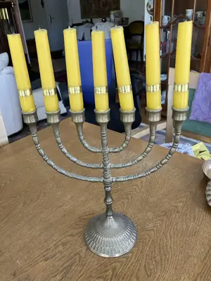 Messingset Leuchter mit Kerzen, Mörser, Schale mit Deckel, Kerzenständer, Vase Vintage Bild 2