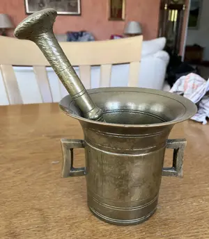 Messingset Leuchter mit Kerzen, Mörser, Schale mit Deckel, Kerzenständer, Vase Vintage Bild 3
