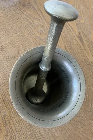 Messingset Leuchter mit Kerzen, Mörser, Schale mit Deckel, Kerzenständer, Vase Vintage Bild 4