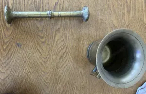 Messingset Leuchter mit Kerzen, Mörser, Schale mit Deckel, Kerzenständer, Vase Vintage Bild 6
