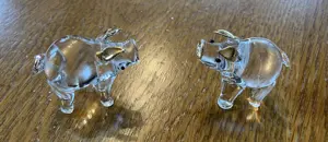 2 Swarovski Schweinchen aus geschliffenem Glas