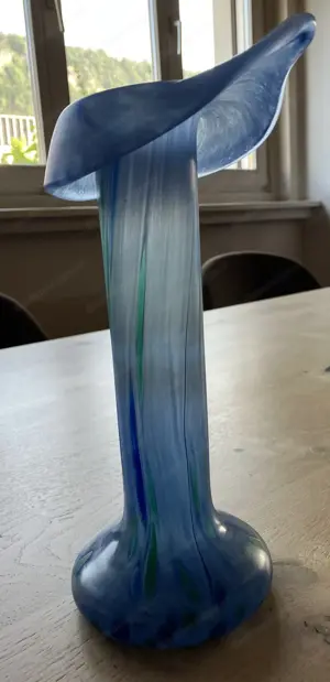 Vase aus blauem Glas mit Schnabel gezogen