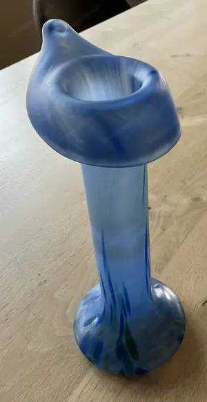 Vase aus blauem Glas mit Schnabel gezogen Bild 2