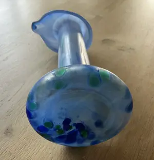 Vase aus blauem Glas mit Schnabel gezogen Bild 3
