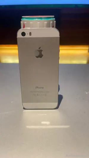 iPhone Smatphone in Weiß hinntem Grau Weiß Bild 2