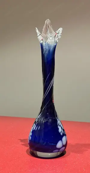 Vase aus Muranoglas blau mit grauen Einschlüssen
