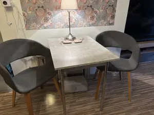 Tisch +zwei Stühle 