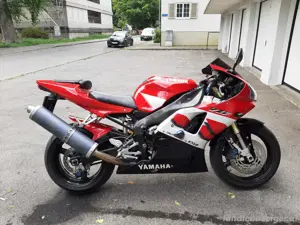 Yamaha R1 YZF 