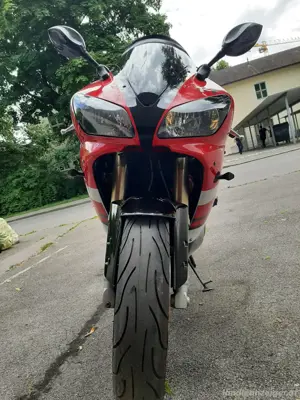 Yamaha R1 YZF  Bild 4