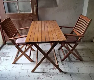 Gartentisch plus zwei Stühle.
