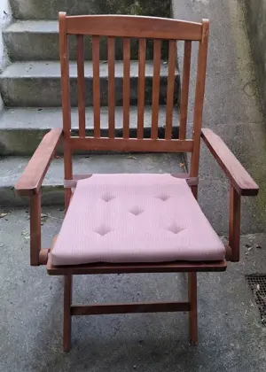 Gartentisch plus zwei Stühle. Bild 2