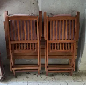 Gartentisch plus zwei Stühle. Bild 3