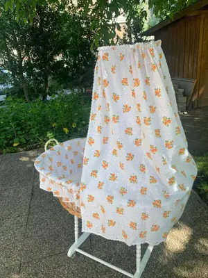Stubenwagen mit Himmelbett-Vorhang Bild 3