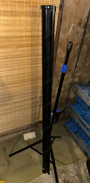 Beamer mit Leinwand und Ständer Bild 5