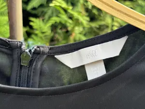 Schwarzes Damen kurzarm Oberteil von H&M Bild 2