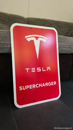 Tesla Supercharger Schild Bild 3