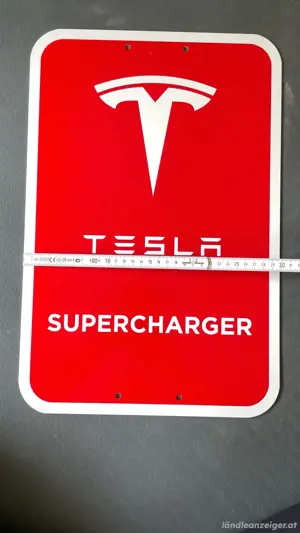 Tesla Supercharger Schild Bild 4