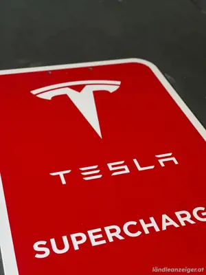 Tesla Supercharger Schild Bild 2