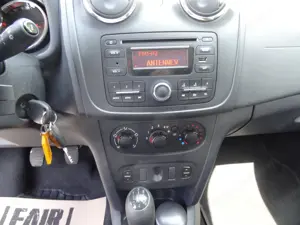 Wenig Kilometer Dacia Sandero Ambiance 1,2 16V  75 !! 4 Zylinder !! Benziner Bild 9