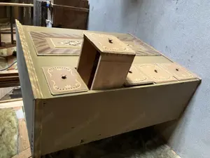 Schrank aus Bauernhaus mit schöner Verzierung