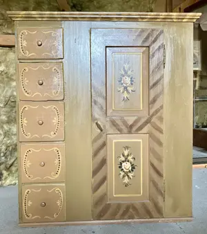 Schrank aus Bauernhaus mit schöner Verzierung Bild 2
