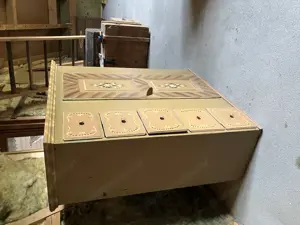 Schrank aus Bauernhaus mit schöner Verzierung Bild 3