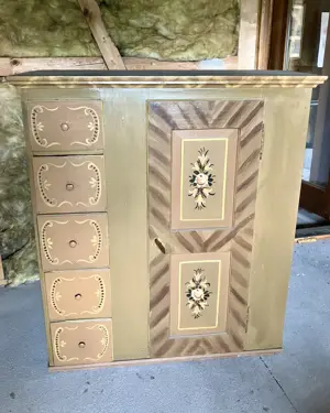 Schrank aus Bauernhaus mit schöner Verzierung Bild 5