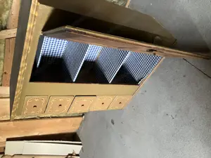 Schrank aus Bauernhaus mit schöner Verzierung Bild 4