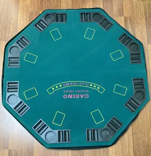 Pokerspieltisch mit Chipskoffer